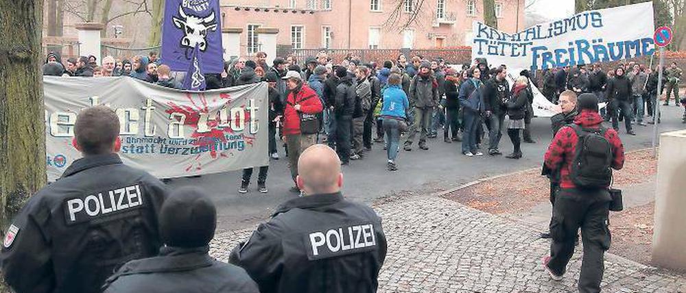 Aufbegehren gegen die Verdrängung alternativer Wohnprojekte: Rund 200 Anhänger der alternativen Szene demonstrierten am Samstag in Babelsberg.