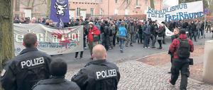 Aufbegehren gegen die Verdrängung alternativer Wohnprojekte: Rund 200 Anhänger der alternativen Szene demonstrierten am Samstag in Babelsberg.