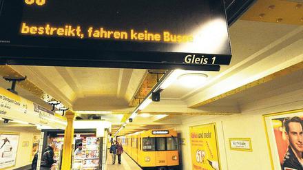 Nichts geht mehr. Am Freitag hat die BVG ihre Fahrgäste auf den heutigen Streik hingewiesen. Von 4 Uhr bis gegen 19 Uhr werden die U-Bahnhöfe in Berlin dann geschlossen bleiben.