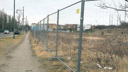 Dichtgemacht. Die jahrelang frei zugängliche Gewerbebrache im Kirchsteigfeld ist jetzt mit einem Bauzaun abgesperrt. Nur am angrenzenden Waldstück gibt es noch einen kleinen Zugang.