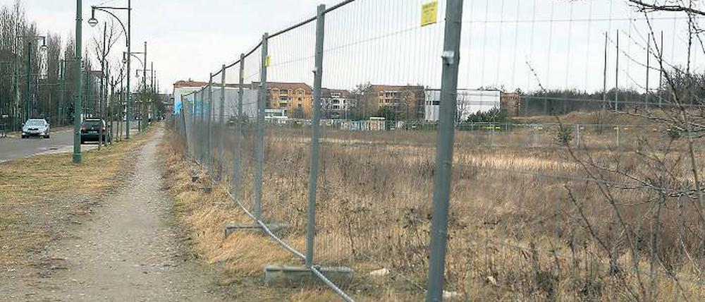 Dichtgemacht. Die jahrelang frei zugängliche Gewerbebrache im Kirchsteigfeld ist jetzt mit einem Bauzaun abgesperrt. Nur am angrenzenden Waldstück gibt es noch einen kleinen Zugang.