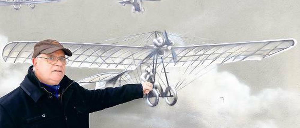 Vor hundert Jahren hob die „Libelle“ ab: Burkhard Ballin, Vorsitzender der Hans-Grade-Gesellschaft, vor einem Motiv eines der ersten Hans-Grade-Flugzeuge.