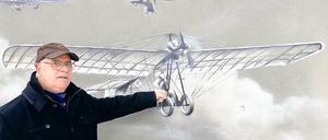 Vor hundert Jahren hob die „Libelle“ ab: Burkhard Ballin, Vorsitzender der Hans-Grade-Gesellschaft, vor einem Motiv eines der ersten Hans-Grade-Flugzeuge.