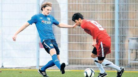 Erstmals wieder am Ball: Christian Groß (l.) gegen Can Akgün vom BAK.
