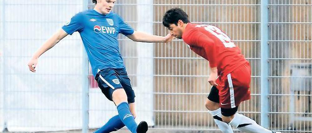 Erstmals wieder am Ball: Christian Groß (l.) gegen Can Akgün vom BAK.