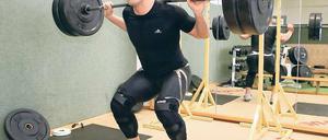 Kraftpaket Kevin Kuske. Beim Training – hier im heimischen Luftschiffhafen – geht der Potsdamer Bob-Anschieber auch mit schweren Lasten in die Kniebeuge.