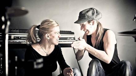 Straßenswing, Barfuß Bossa und Firlefunk. Beate Wein (rechts) und Annett Lipske sind Seelenverwandte. Sie singen und swingen sich durch den Alltag und durch ihre Träume und haben als junge Mamas wieder Stoff für neue Lieder.