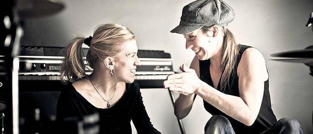 Straßenswing, Barfuß Bossa und Firlefunk. Beate Wein (rechts) und Annett Lipske sind Seelenverwandte. Sie singen und swingen sich durch den Alltag und durch ihre Träume und haben als junge Mamas wieder Stoff für neue Lieder.