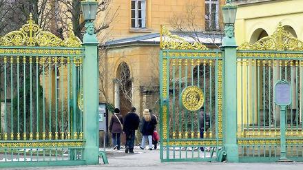 Grünes Gitter vor dem Park. Ab 2013 sollen hier und an anderen Eingängen zum Park Sanssouci Besucher abkassiert werden – zunächst befristet bis 2017 und mit diversen Rabatten und Ermäßigungen für Potsdamer. Doch das ist möglicherweise rechtswidrig.
