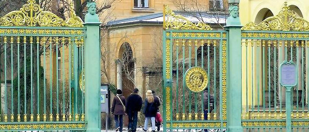 Grünes Gitter vor dem Park. Ab 2013 sollen hier und an anderen Eingängen zum Park Sanssouci Besucher abkassiert werden – zunächst befristet bis 2017 und mit diversen Rabatten und Ermäßigungen für Potsdamer. Doch das ist möglicherweise rechtswidrig.
