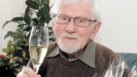 Optimist. Erwin Wagner sagt von sich selbst, dass er ein „Glückskind“ ist. Seine Lebensgeschichte erzählt viel von den Wirren des 20. Jahrhunderts. Am gestrigen Mittwoch konnte er das Glas auf seinen 100. Geburtstag erheben.