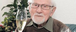 Optimist. Erwin Wagner sagt von sich selbst, dass er ein „Glückskind“ ist. Seine Lebensgeschichte erzählt viel von den Wirren des 20. Jahrhunderts. Am gestrigen Mittwoch konnte er das Glas auf seinen 100. Geburtstag erheben.