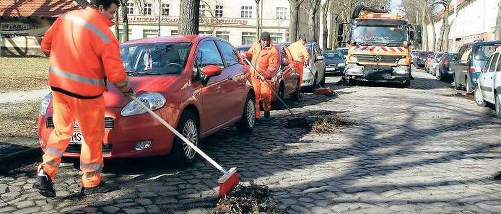 In die Ecke, Besen, Besen. Die von der Stadt gewünschte Mischreinigung mit Maschinen und Kehrtrupps soll es nicht flächendeckend geben. Die Stadtverordneten bleiben bei ihrer Satzung, nach der es eine rein maschinelle Reinigungsklasse geben soll.