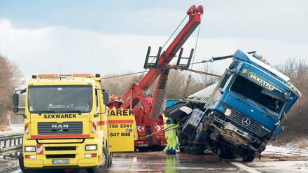 Glimpflicher Ausgang. Auf der A 12 bei Frankfurt (Oder) war am Mittwoch ein Lkw von von der Fahrbahn abgekommen und umgekippt. Dabei wurde der Fahrer verletzt. Zudem entstand ein Sachschaden von 50 000 Euro. 2011 starben auf Brandenburgs Autobahnen insgesamt 24 Personen bei Lkw-Unfällen – 60 Prozent mehr als im Jahr zuvor.
