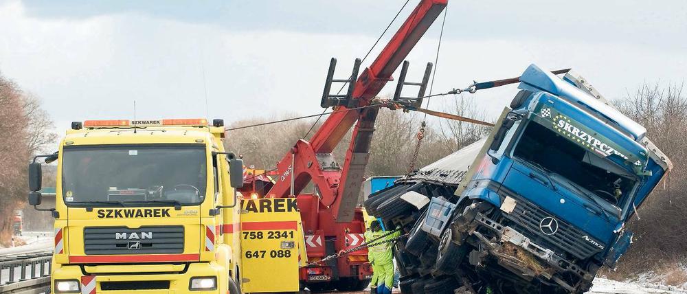 Glimpflicher Ausgang. Auf der A 12 bei Frankfurt (Oder) war am Mittwoch ein Lkw von von der Fahrbahn abgekommen und umgekippt. Dabei wurde der Fahrer verletzt. Zudem entstand ein Sachschaden von 50 000 Euro. 2011 starben auf Brandenburgs Autobahnen insgesamt 24 Personen bei Lkw-Unfällen – 60 Prozent mehr als im Jahr zuvor.