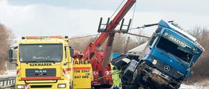 Glimpflicher Ausgang. Auf der A 12 bei Frankfurt (Oder) war am Mittwoch ein Lkw von von der Fahrbahn abgekommen und umgekippt. Dabei wurde der Fahrer verletzt. Zudem entstand ein Sachschaden von 50 000 Euro. 2011 starben auf Brandenburgs Autobahnen insgesamt 24 Personen bei Lkw-Unfällen – 60 Prozent mehr als im Jahr zuvor.