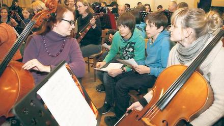 Zuhören, beobachten, fragen. Schüler der 7b des Humboldt-Gymnasiums nehmen an einer Probe des Collegium Musicum teil. „Seit wie vielen Jahren spielen Sie schon im Orchester und wie gefällt Ihnen der Dirigent?“, wollten sie unter anderem wissen.