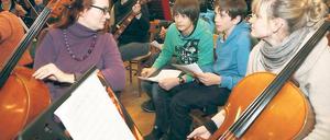 Zuhören, beobachten, fragen. Schüler der 7b des Humboldt-Gymnasiums nehmen an einer Probe des Collegium Musicum teil. „Seit wie vielen Jahren spielen Sie schon im Orchester und wie gefällt Ihnen der Dirigent?“, wollten sie unter anderem wissen.