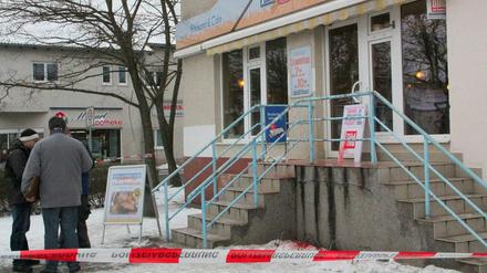 Abgesperrtes Bäckereigeschäft in Brandenburg/Havel am Dienstag - während Kriminaltechniker Spuren sichern. Bei einem brutalen Überfall am Morgen war eine Verkäuferin des Ladens lebensgefährlich verletzt worden. Nach dem flüchtigen unbekannten Täter wird gefahndet.