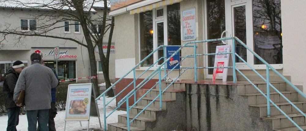 Abgesperrtes Bäckereigeschäft in Brandenburg/Havel am Dienstag - während Kriminaltechniker Spuren sichern. Bei einem brutalen Überfall am Morgen war eine Verkäuferin des Ladens lebensgefährlich verletzt worden. Nach dem flüchtigen unbekannten Täter wird gefahndet.
