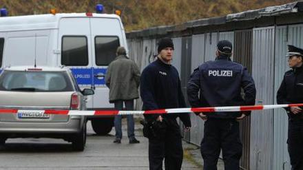 Polizisten untersuchten am 23. Dezember den Fundort der Babyleiche.