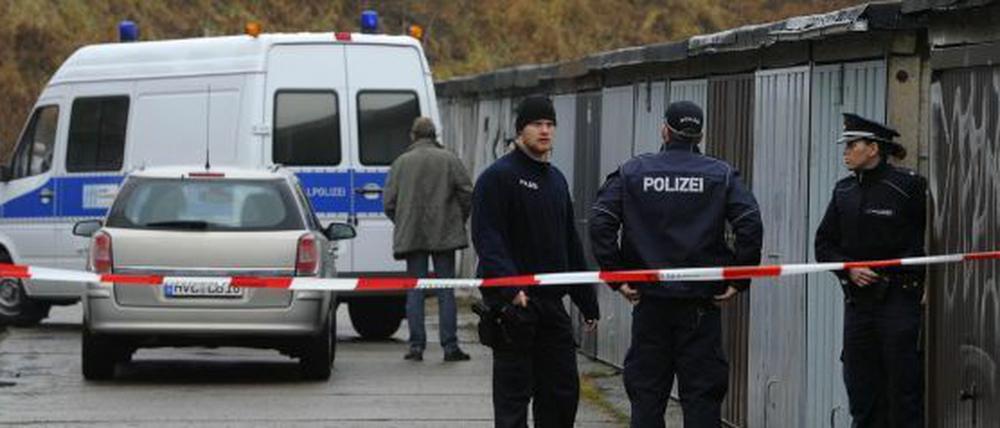 Polizisten untersuchten am 23. Dezember den Fundort der Babyleiche.