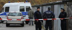 Polizisten untersuchten am 23. Dezember den Fundort der Babyleiche.
