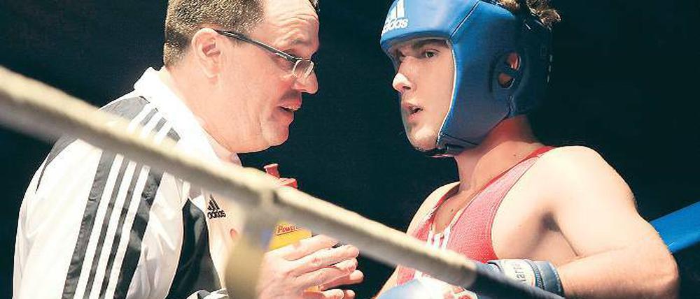 Platz drei im Blick. Babelsbergs Trainer Ralph Mantau mit Athde Goshi.