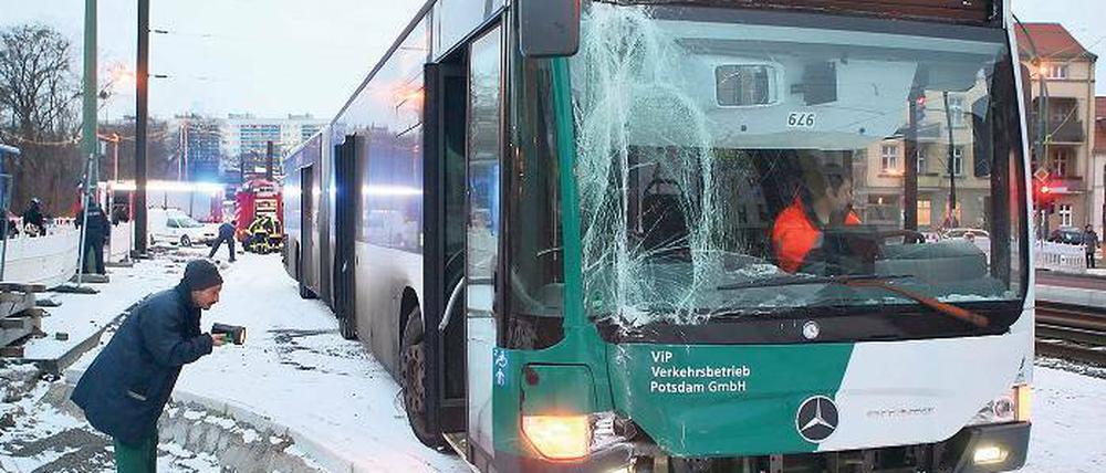 Eingedellt. Nach dem Unfall war der Bus noch fahrbereit.