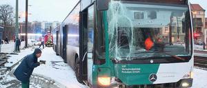 Eingedellt. Nach dem Unfall war der Bus noch fahrbereit.