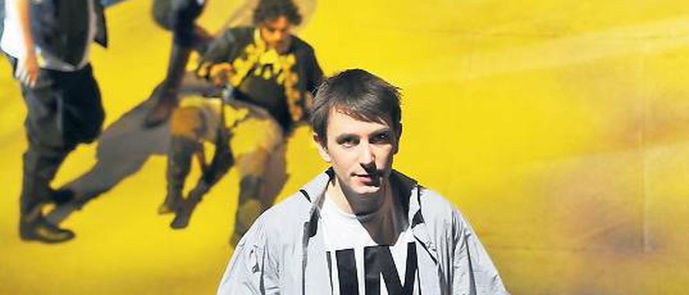 „15 Mann auf des toten Manns Kiste“. Mit Piraten ist nicht gut Kirschen essen, die Erfahrung muss Jim Hawkins (Felix Steinhardt) schon früh auf seiner Abenteuerreise erfahren.