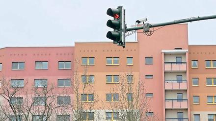 Rotlicht. Feinstaub gefährdet die Gesundheit von Anwohnern viel befahrener Straßen. Potsdam will die Belastung durch moderne Verkehrsleitung und sogenannte Pförtnerampeln verringern. Sie sollen den Verkehr drosseln, wenn die Schadstoffbelastung steigt.