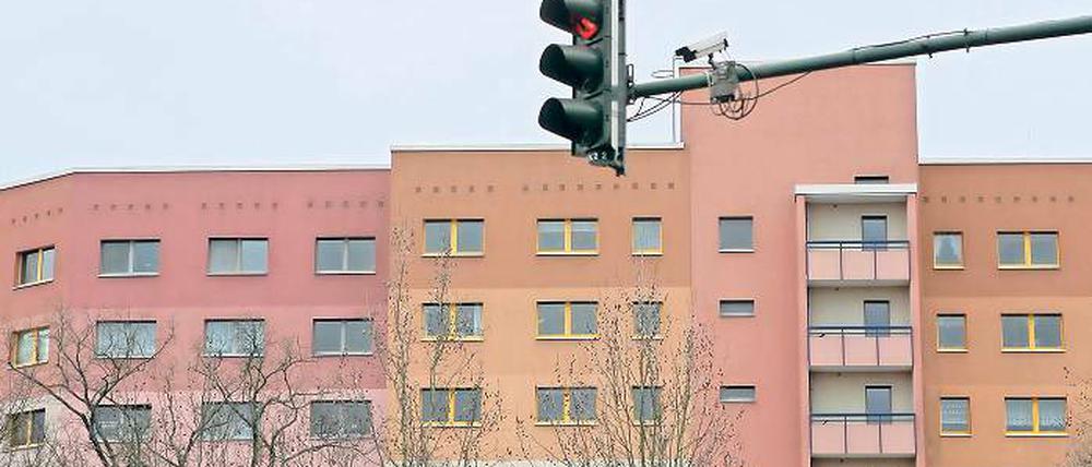 Rotlicht. Feinstaub gefährdet die Gesundheit von Anwohnern viel befahrener Straßen. Potsdam will die Belastung durch moderne Verkehrsleitung und sogenannte Pförtnerampeln verringern. Sie sollen den Verkehr drosseln, wenn die Schadstoffbelastung steigt.