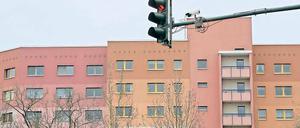 Rotlicht. Feinstaub gefährdet die Gesundheit von Anwohnern viel befahrener Straßen. Potsdam will die Belastung durch moderne Verkehrsleitung und sogenannte Pförtnerampeln verringern. Sie sollen den Verkehr drosseln, wenn die Schadstoffbelastung steigt.
