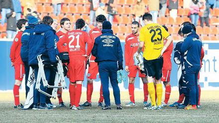 Nachbesprechung. Wie schon bei den verlorengegangenen Heimspielen in diesem Jahr, bat Trainer Dietmar Demuth auch auf dem Heidenheimer Rasen seine Nulldreier nach dem Schlusspfiff zur kurzen Auswertung.