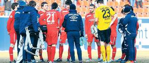 Nachbesprechung. Wie schon bei den verlorengegangenen Heimspielen in diesem Jahr, bat Trainer Dietmar Demuth auch auf dem Heidenheimer Rasen seine Nulldreier nach dem Schlusspfiff zur kurzen Auswertung.
