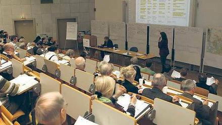 Alles friedlich. Doch der Schein trügt – am Ende der Badwerkstatt standen Frust und Ratlosigkeit statt der erhofften Einigung. Eine 15-köpfige Arbeitsgruppe soll nun hinter den Kulissen die Zahl der Badvarianten ausdünnen.