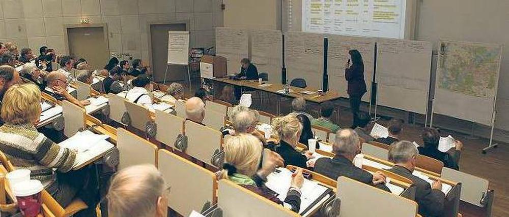 Alles friedlich. Doch der Schein trügt – am Ende der Badwerkstatt standen Frust und Ratlosigkeit statt der erhofften Einigung. Eine 15-köpfige Arbeitsgruppe soll nun hinter den Kulissen die Zahl der Badvarianten ausdünnen.