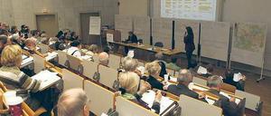 Alles friedlich. Doch der Schein trügt – am Ende der Badwerkstatt standen Frust und Ratlosigkeit statt der erhofften Einigung. Eine 15-köpfige Arbeitsgruppe soll nun hinter den Kulissen die Zahl der Badvarianten ausdünnen.