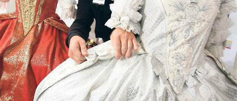 Königliche Garderobe. Am Kostüm für Wilhelmine von Bayreuth arbeitet Niels Badenhop in „Kattner’s Atelier“.