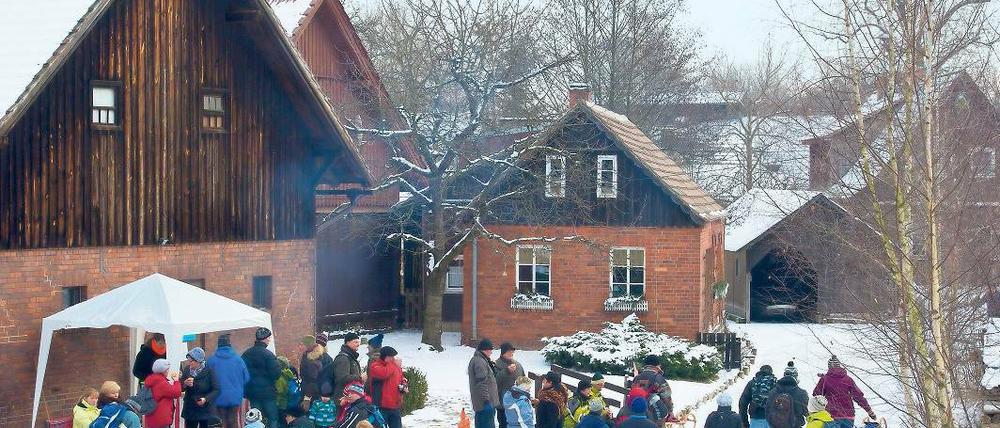 Welch ein Getümmel. Die Minusgrade der letzten Tage hatten die meisten Spreewaldfließe zufrieren lassen. Viele Besucher mit Schlittschuhen oder einfach per Fuß waren unterwegs.
