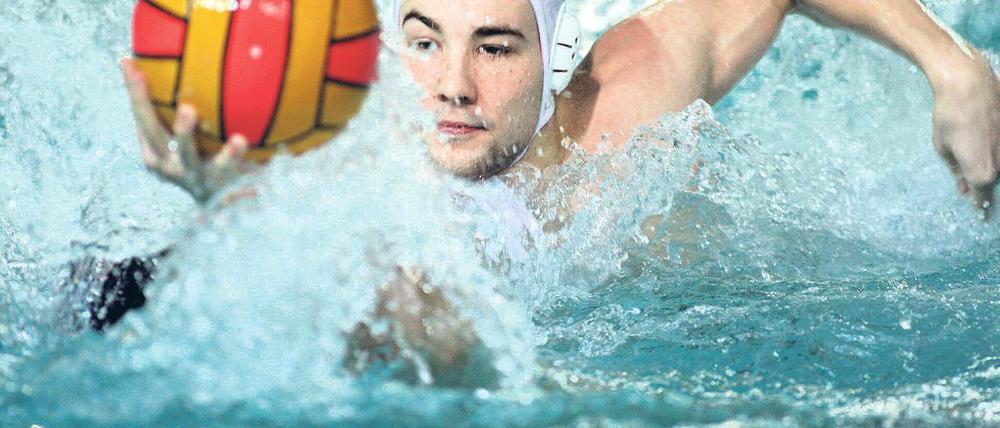 Erfolgreichster Schütze. Potsdams Wasserballer David Kleine konnte im Heimspiel gegen die Hannoveraner drei Treffer verzeichnen.