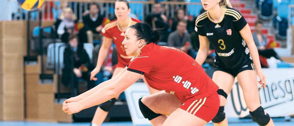 Wieder dabei. Mannschaftskapitänin Patricia Grohmann (vorn) hatte gestern ihre Premiere in der Arena am Luftschiffhafen. Sie hatte beim ersten Heimspiel in der neuen Halle wegen einer Bauchmuskelzerrung passen müssen.