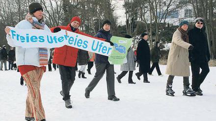 Eisdemo. Dank frostiger Temperaturen und dicker Eisfläche konnten die Groß Glienicker erstmals direkt am umstrittenen Uferweg für ein freies Ufer demonstrieren. Konfrontationen mit den Anrainern blieben dabei nicht aus.