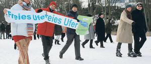 Eisdemo. Dank frostiger Temperaturen und dicker Eisfläche konnten die Groß Glienicker erstmals direkt am umstrittenen Uferweg für ein freies Ufer demonstrieren. Konfrontationen mit den Anrainern blieben dabei nicht aus.