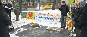 Gedenken und Demonstration. Das Anti-Atom-Bündnis forderte am Samstag auf dem Hiroshima-Nagasaki-Platz den Verzicht auf die Nutzung von Kernenergie.