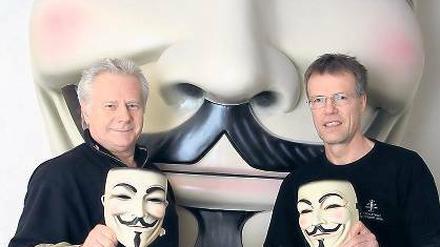 Männer mit Masken. Bernd Wenzel und Robert Krüger (v.l.).