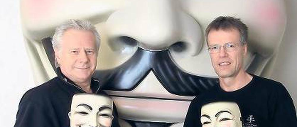 Männer mit Masken. Bernd Wenzel und Robert Krüger (v.l.).