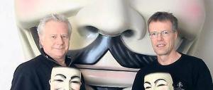 Männer mit Masken. Bernd Wenzel und Robert Krüger (v.l.).