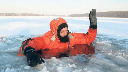 Schnelle Hilfe nötig. Am Jungfernsee probte die Potsdamer Feuerwehr am Mittwoch eine Rettung aus dem Eis. Im Ernstfall bleiben nur vier Minuten, bis ein Mensch im kalten Wasser bewusstlos wird. Torsten Athenstädt hat es deutlich länger ausgehalten.